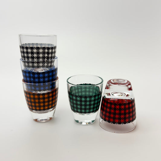 Franske vintage shotglas i farvet glas med skotskternet dekor – 5 stk - Frøken Lilly