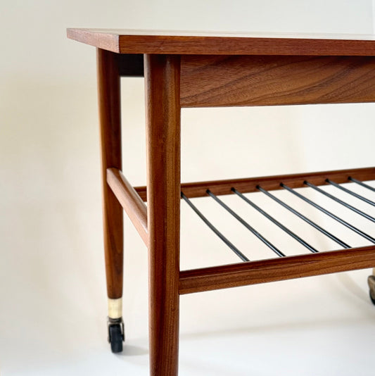 Teak rullebord / sidebord med messingdetaljer – det dansk design stil - Frøken Lilly