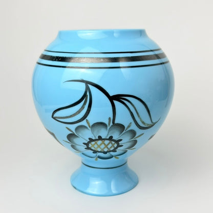 Vintage vase i lyseblåt opalinglas med håndmalet blomster