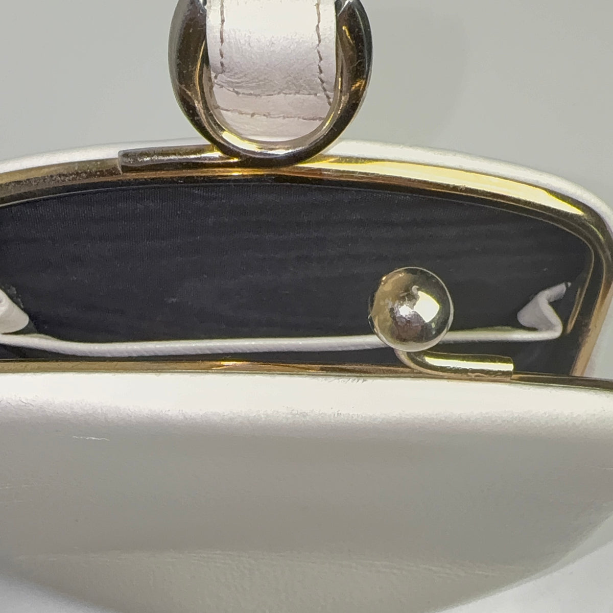 Beautiful white leather clutch bag with wristlet strap – 1960