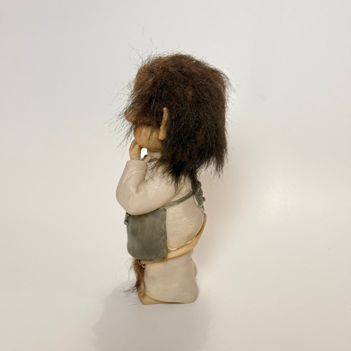 Vintage troldefigur i porcelæn med naturhår – ca. 13 cm