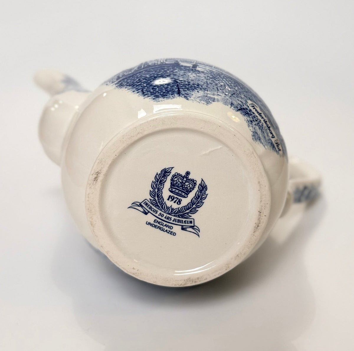 Imerco’s 50 års jubilæums kaffekande i fajance, Frederiksborg Slot, 1978