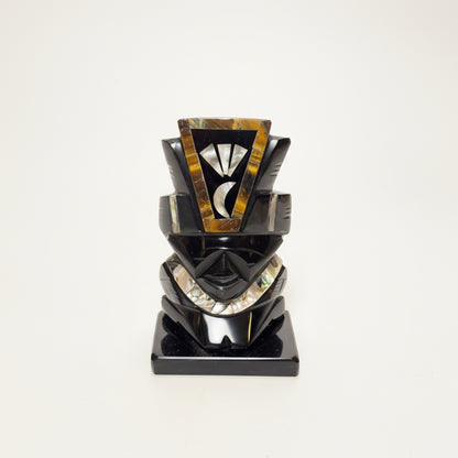 Håndskåret mexicansk figur i sort obsidian med perlemor