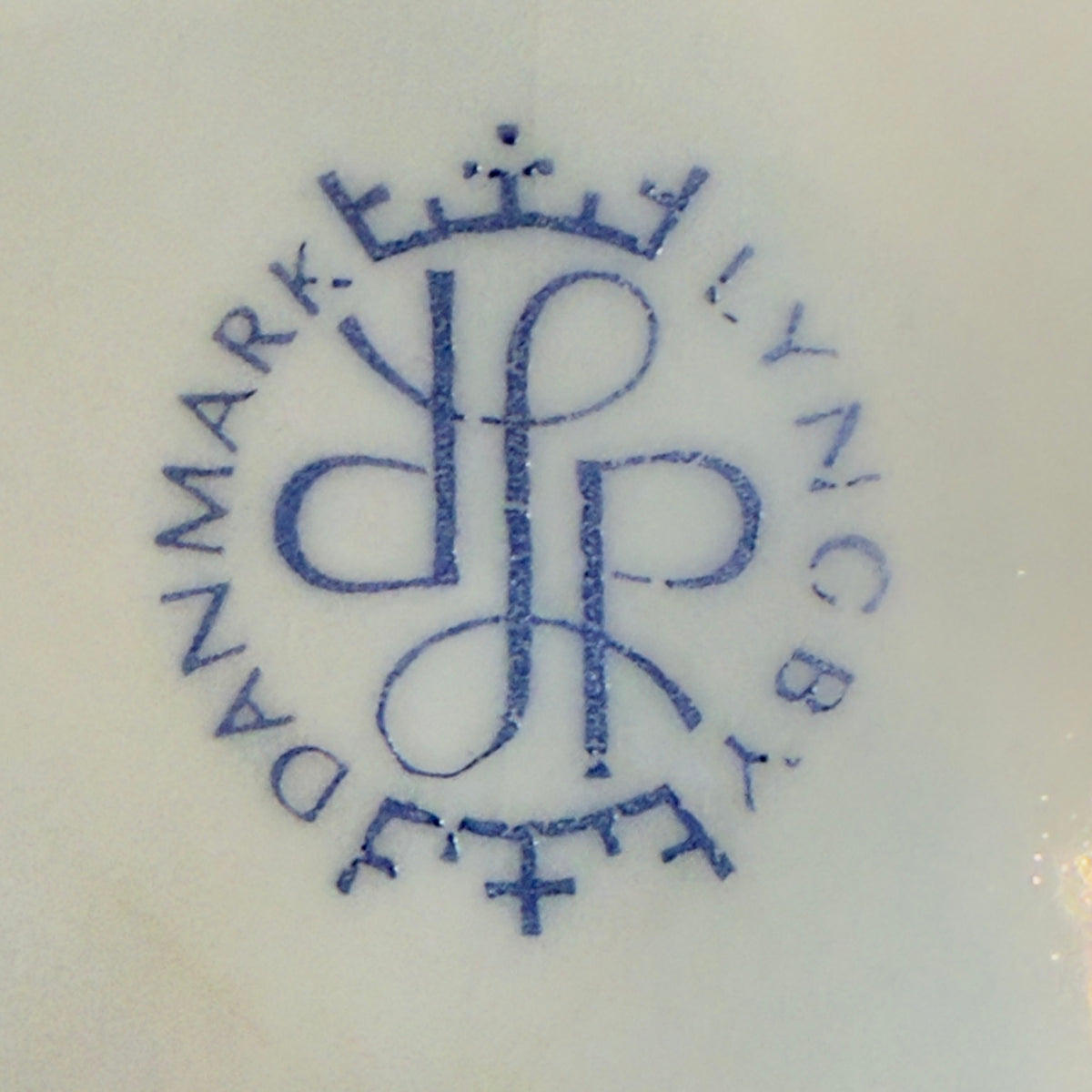 Lyngby Porcelæn kaffekop med underkop og kagetallerken – guldmæanderbort, Danmark