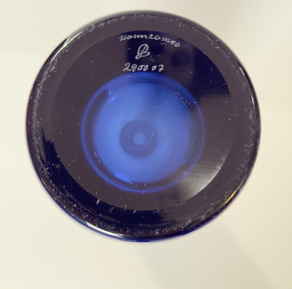 Holmegaard safir cylindrisk vase i safirblåt glas, 30,5 cm, designet af Per Lütken – med KFUM-Spejder gravering