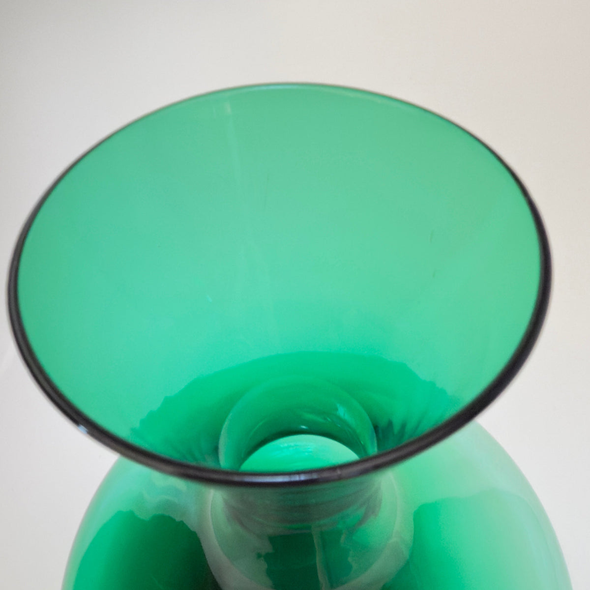 Skandinavisk grøn glas­karaffel i mundblæst glas, ca. 1960’erne