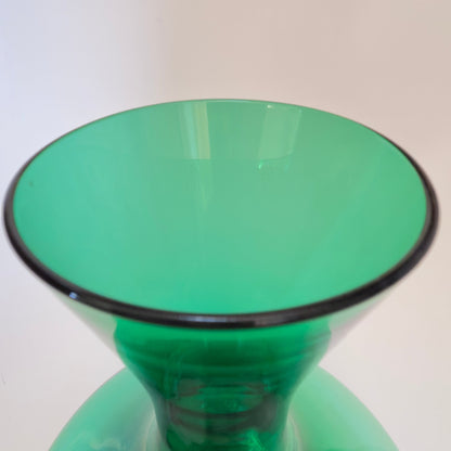 Skandinavisk grøn glas­karaffel i mundblæst glas, ca. 1960’erne