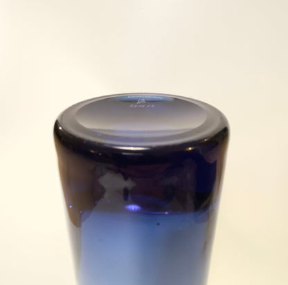 Holmegaard safir cylindrisk vase i safirblåt glas, 30,5 cm, designet af Per Lütken – med KFUM-Spejder gravering
