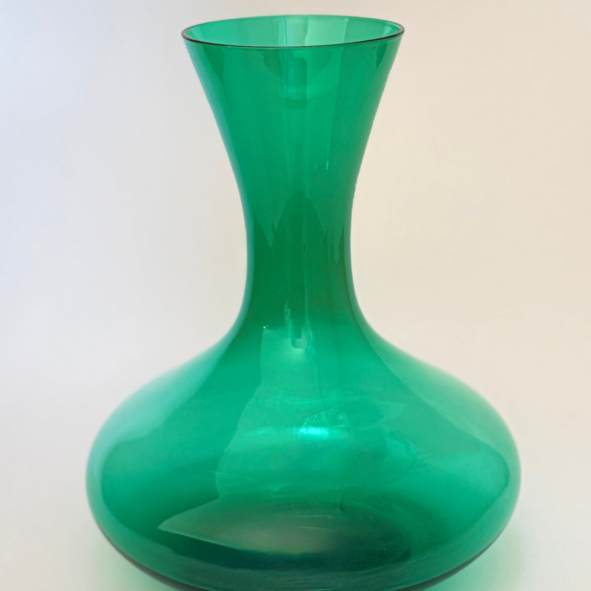 Skandinavisk grøn glas­karaffel i mundblæst glas, ca. 1960’erne