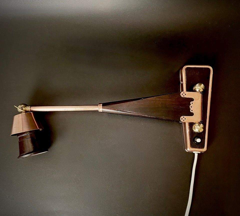 Dansk vintage væglampe i rosentræ og kobber – justerbar arm – 1960'erne