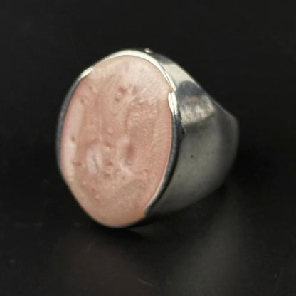 Vintage brutalistisk statementring i forsølvet metal med rosa resin
