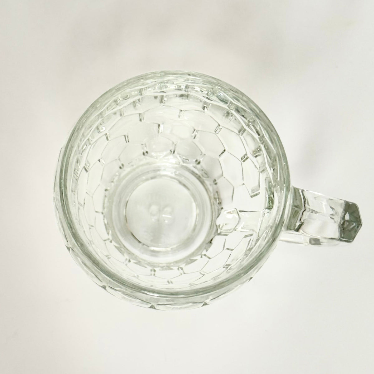 Erik Bagger ølkrus i solidt presset glas med hexagonmønster - 40 cl