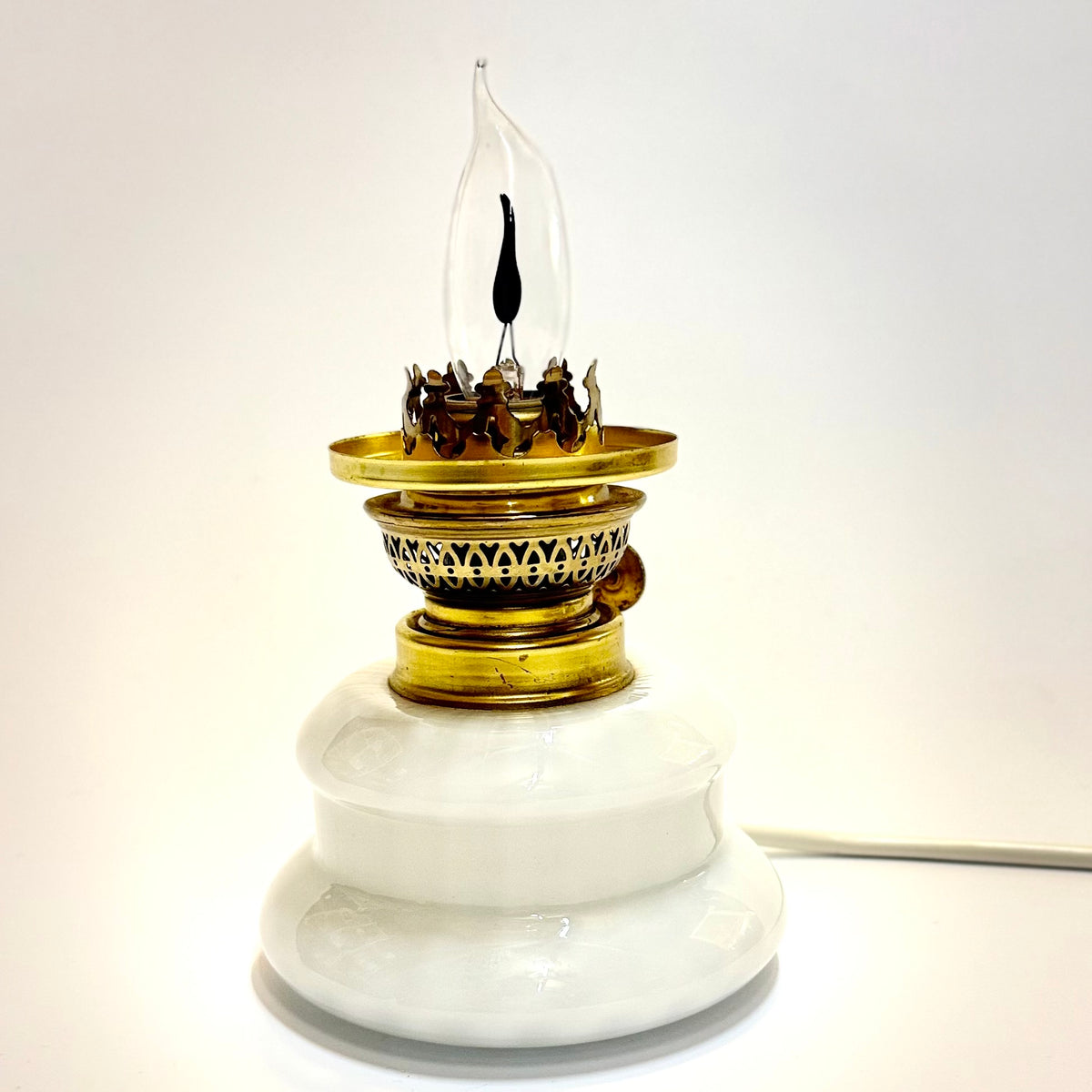 Holmegaard “Dagmar Mini” fadlampe – hvid opalglas, messing