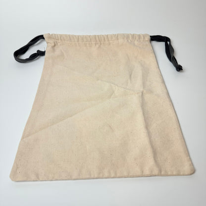Original Urban Elk stofpose i kraftig naturfarvet bomuld med sort snørelukning og Urban Elk-logo på forsiden.

Velegnet som opbevaringspose til sko, accessories eller mindre tasker til voksne og børn. 

Mål:
• Ca. 33 × 24 cm

Stand:
Pæn brugt stand med lette brugsspor og enkelte folder efter opbevaring. Se billederne, da de er en del af beskrivelsen.