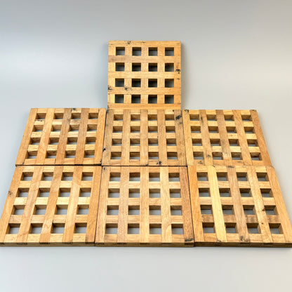 Vintage bordskånere i fingersamlet træ – sæt med 7 – 10,5 × 10,5 cm