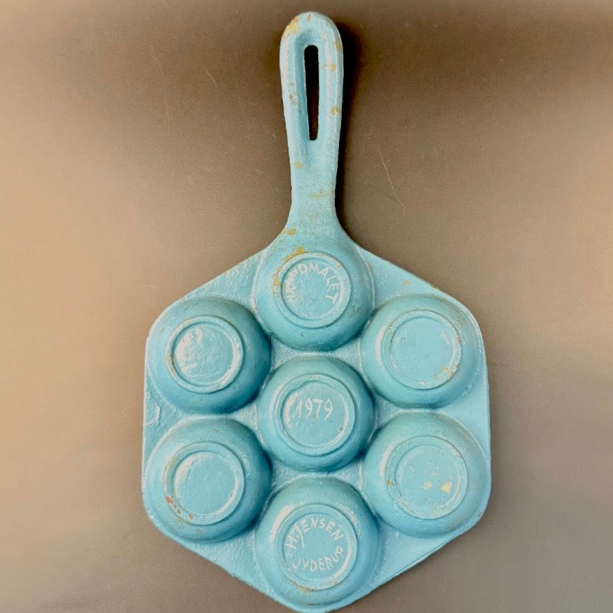 Hand-painted cast iron apple slice pan from H. Jensen Jyderup 1979