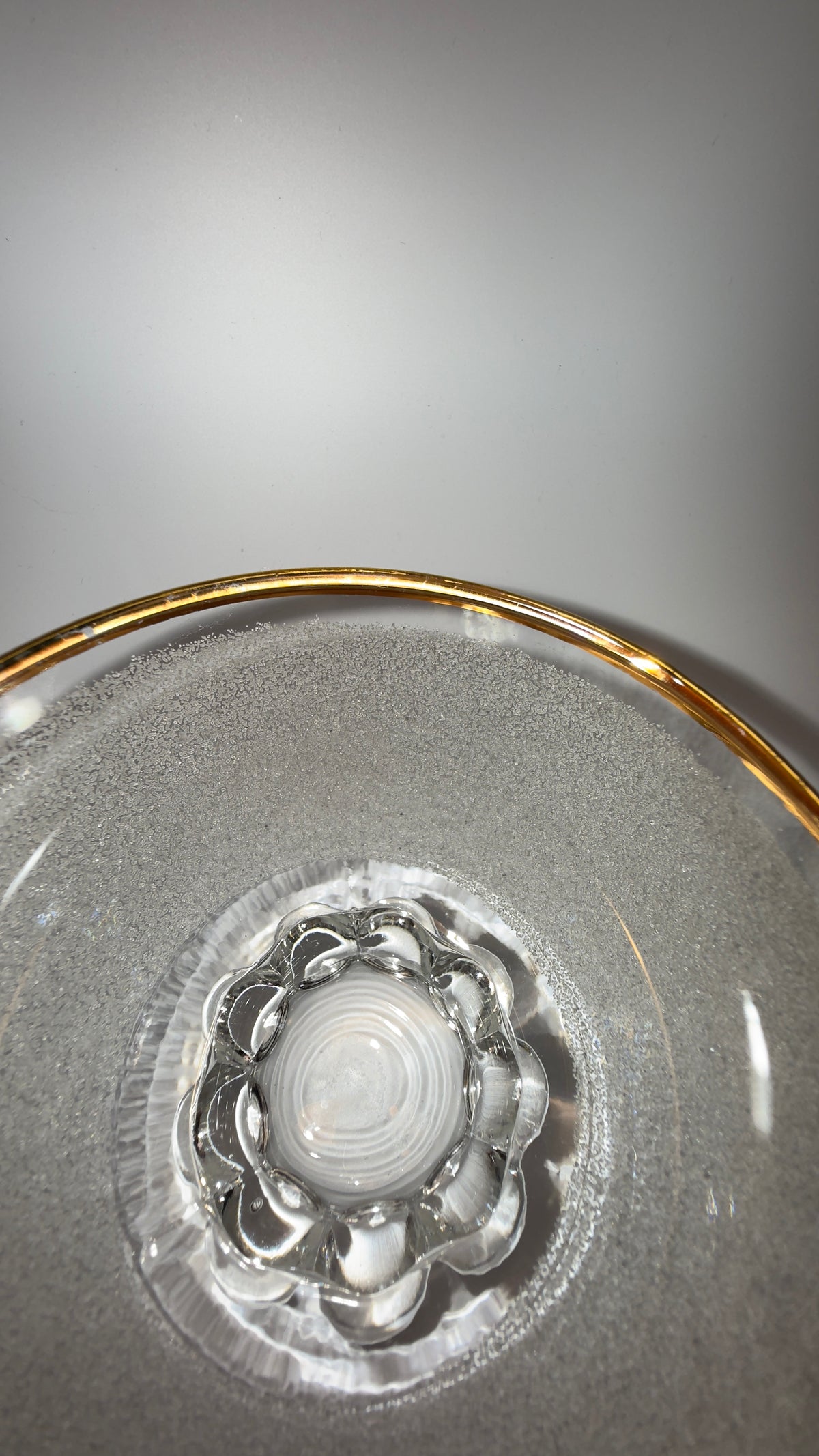 Coupe glass set with rough granulated glass surface and gold edge