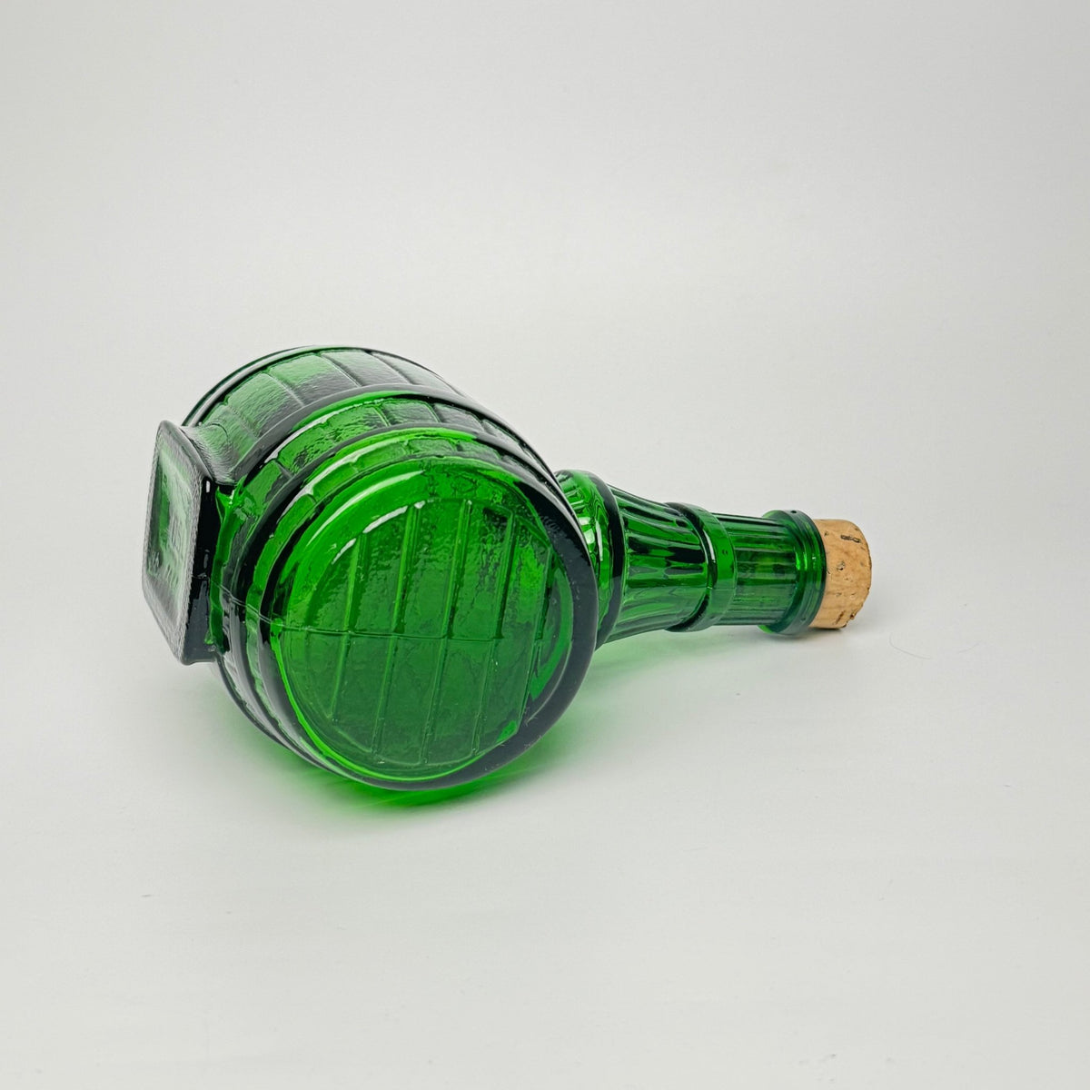 Belgisk vintage karaffel i grønt glas – tøndeform - Frøken Lilly