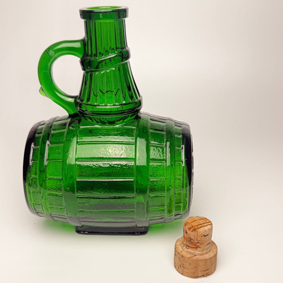 Belgisk vintage karaffel i grønt glas – tøndeform - Frøken Lilly