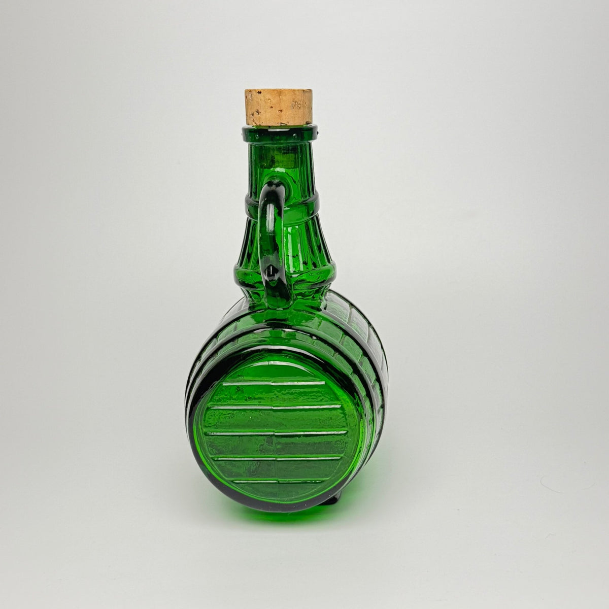 Belgisk vintage karaffel i grønt glas – tøndeform - Frøken Lilly