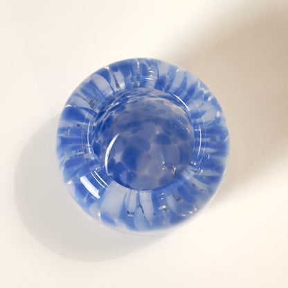Blå og hvid mundblæst glasvase – moderne kunstglas - Frøken Lilly