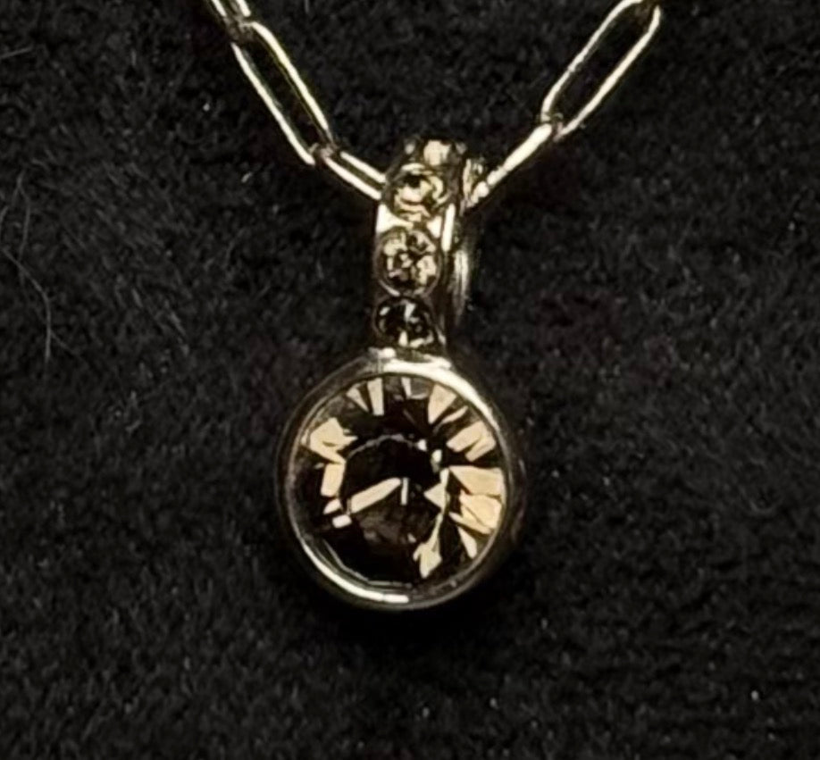 Dyrberg/Kern halskæde med brun designerkrystal og guldfarvet kæde - Frøken Lilly
