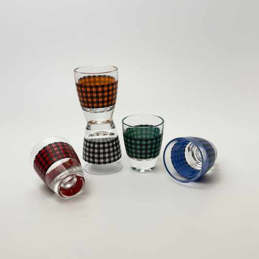 Franske vintage shotglas i farvet glas med skotskternet dekor – 5 stk - Frøken Lilly