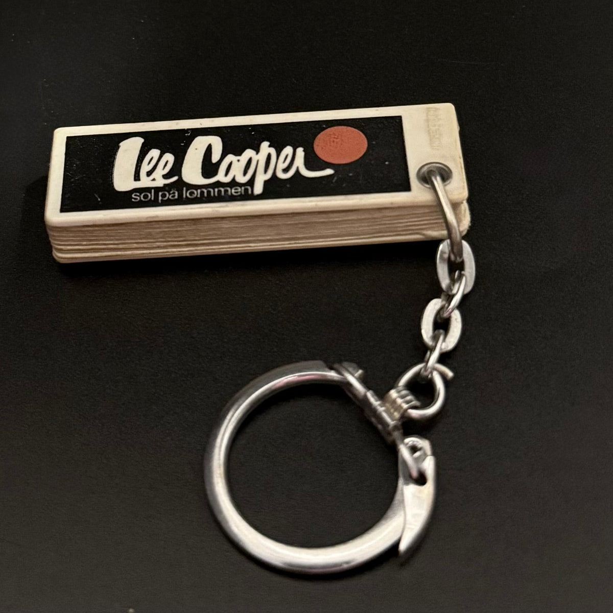 Lee Cooper nøglering med kontaktkort – “sol på lommen” vintage reklamer - Frøken Lilly