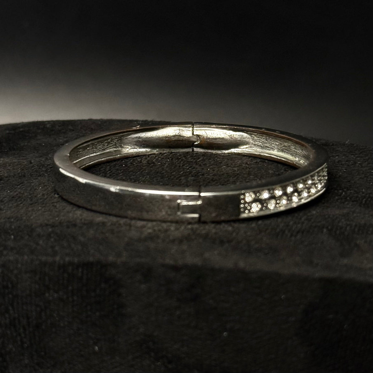 Sølvfarvet hængslet armring med magnetlås og rhinsten - Frøken Lilly