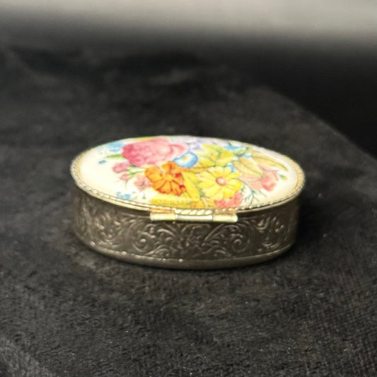 Vintage pilleæske/smykkeæske med porcelænslåg og blomster - Frøken Lilly